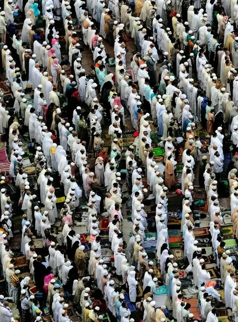 Muslim pilgrims perform friday prayers in front of the grand mosque in mecca 50rwad 480x650 Muslim pilgrims perform friday prayers in front of the grand mosque in mecca