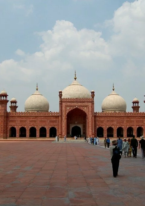 35 Famous Islamic Places Aroud the World Badshahi Mosque in Lahore Pakistan 480x681 35 Famous Islamic Places Aroud the World