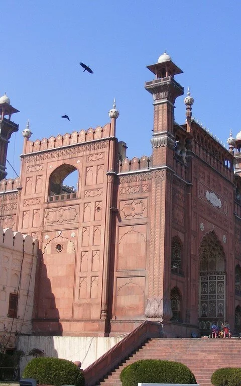 35 Famous Islamic Places Aroud the World Badshahi Mosque in Lahore Pakistan main entrance 480x768 35 Famous Islamic Places Aroud the World