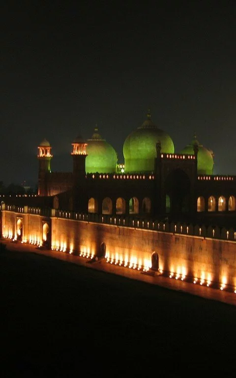 35 Famous Islamic Places Aroud the World Badshahi Mosque in Lahore Pakistan night 480x768 35 Famous Islamic Places Aroud the World