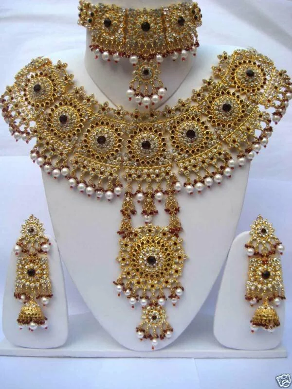 Jewelry and dresses collection for this marriage seasion 2011 Indian Bridal Necklace Set Jewelry and dresses collection for this marriage seasion 2011