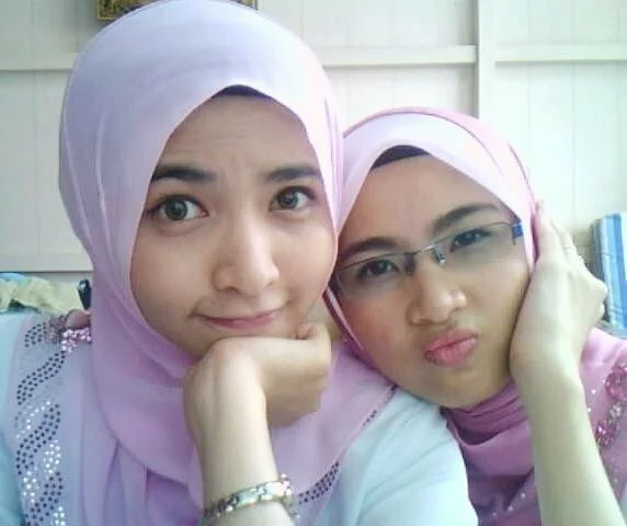 2 Muslim girls in hijab 2 Muslim girls in hijab 2 Muslim girls in hijab