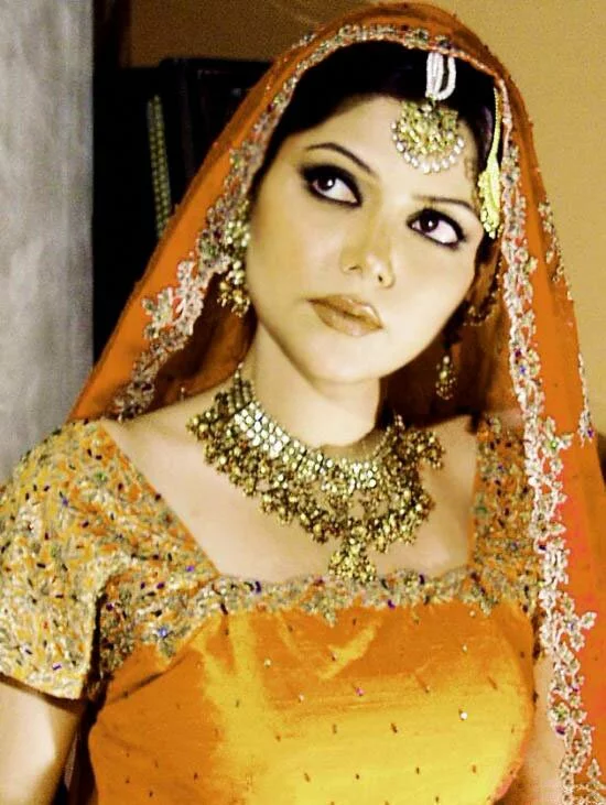Around The World Muslim Weddings, Dresses And Makeup Indian wedding bride yellow saree gold jewellery Around The World Muslim Weddings, Dresses And Makeup