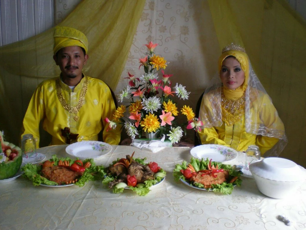 Around The World Muslim Weddings, Dresses And Makeup Muslim Malaysian Wedding yellow wedding robes 1024x768 Around The World Muslim Weddings, Dresses And Makeup