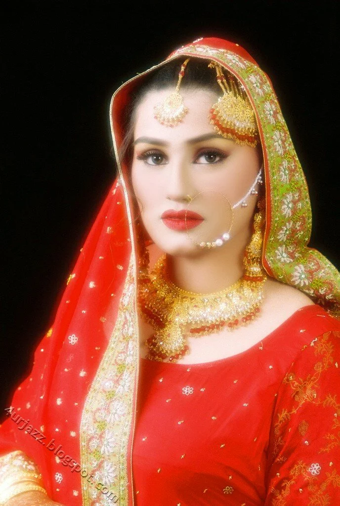 Around The World Muslim Weddings, Dresses And Makeup Pakistani bride in red wedding dress Around The World Muslim Weddings, Dresses And Makeup
