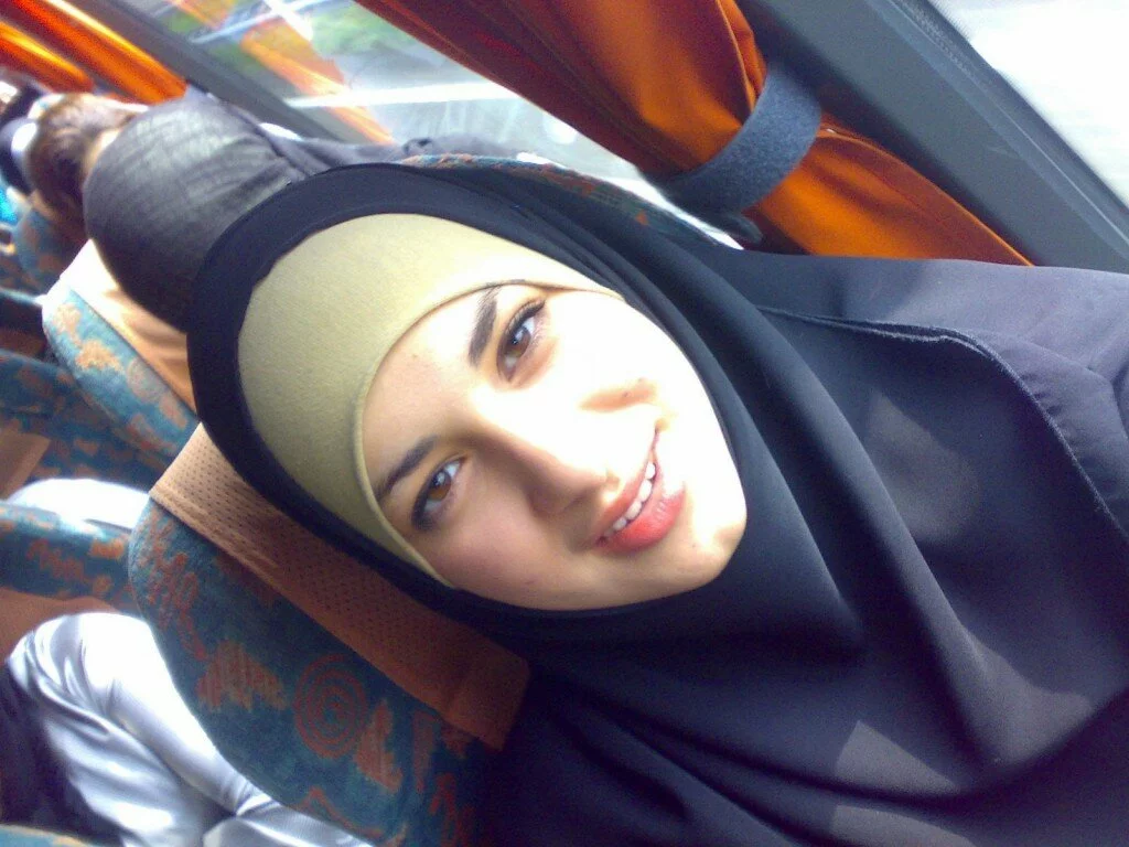 http://www.muslimblog.co.in/wp-content/uploads/2011/05/Beautiful-Arabic-unique-hijab-collection-part-3-image-8-1024x768.jpg