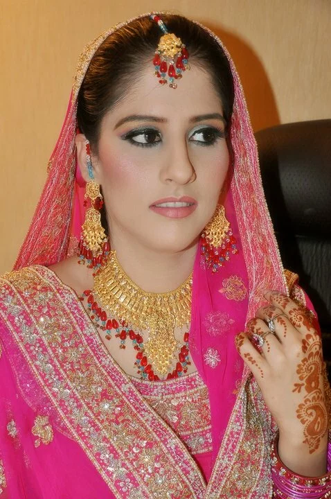 Indian bridal wear and makeup tips 2011 Indian Bridal Make up with Jewellary Indian bridal wear and makeup tips 2011