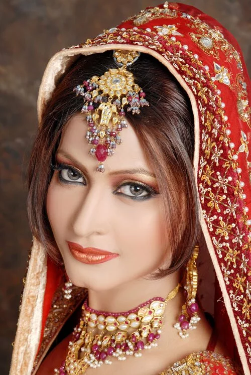 Indian bridal wear and makeup tips 2011 Indian Bridal with Makeup and heavy Jewelry 14 2011 Indian bridal wear and makeup tips 2011