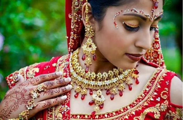 Indian bridal wear and makeup tips 2011 Indian bridal dressing styel 1 by nasiba ansari from muslimblod.co .in Indian bridal wear and makeup tips 2011