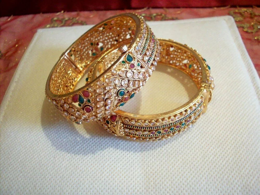 Beautiful wedding bangles, bridal wear photo gallery Indian bridal kundan bangles Beautiful wedding bangles, bridal wear photo gallery