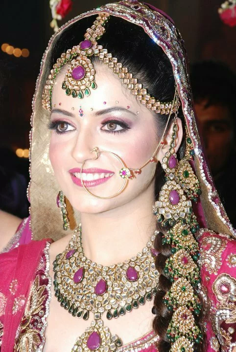 Indian bridal wear and makeup tips 2011 Indian bridal makeup with heavy jewelry1 Indian bridal wear and makeup tips 2011