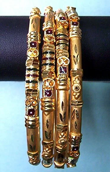 Beautiful wedding bangles, bridal wear photo gallery Indian wedding gold bangles Beautiful wedding bangles, bridal wear photo gallery