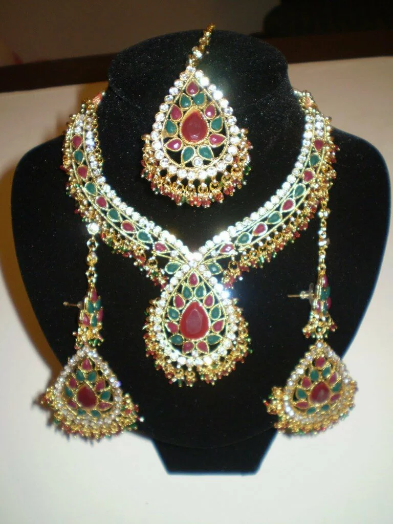 Beautiful wedding bangles, bridal wear photo gallery Latest Kundan Bridal Set 768x1024 Beautiful wedding bangles, bridal wear photo gallery
