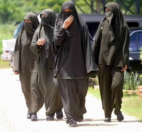 New Niqab Photos of Muslim Women from Saudi Arabia 4 New Niqab Pictures of Muslim Women From Saudi Arabia Part 1