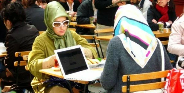 Modern young muslim girls 600x304 Modern young muslim girls