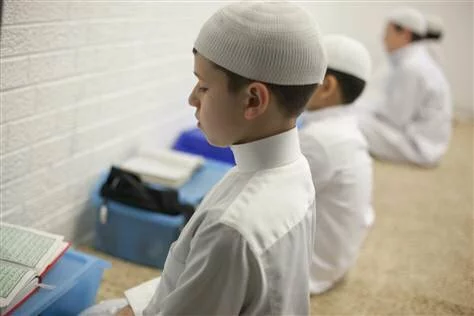 Muslim-boys-in-Islamic-school