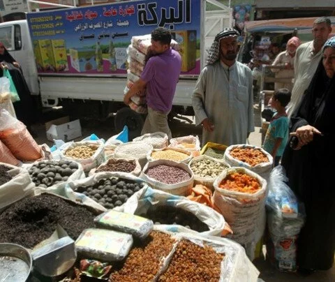 Iraqis shop for food 480x404 The world prepares for Ramadan 2012