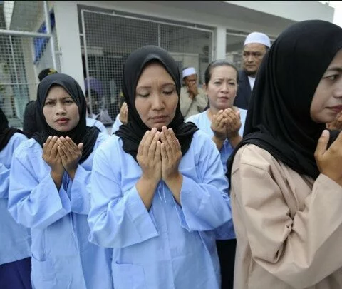 Muslim female 480x405 The world prepares for Ramadan 2012