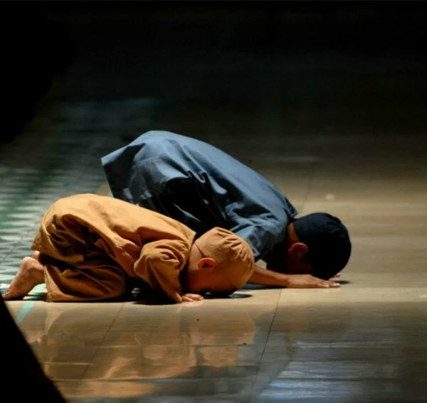 Right of children in the eyes of Muhammad PBUH muslim children pray 600x567 Right of children in the eyes of Muhammad PBUH