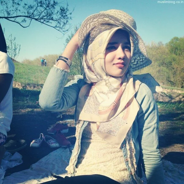 Latest and Modern Hijab Style for Girls Pictures hijab women 7 600x600 Latest and Modern Hijab Style for Girls Pictures