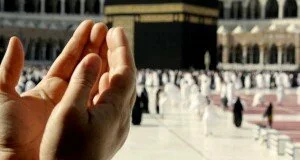 Praying-in-Kaaba